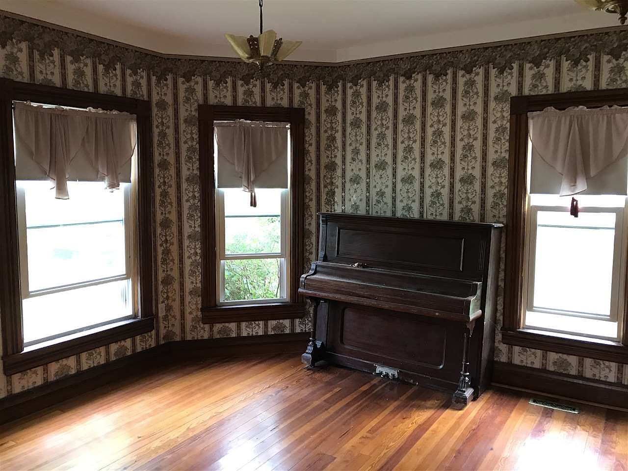 Under 150K Sunday c.1900 Queen Anne Victorian House For Sale Falls City, NE 68355. 120K