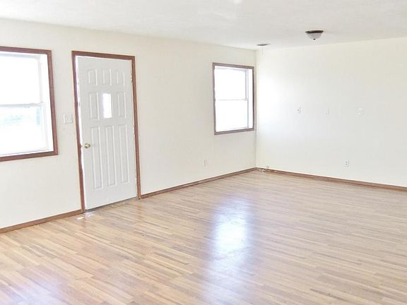 3rd image of 303 W Sunrise St