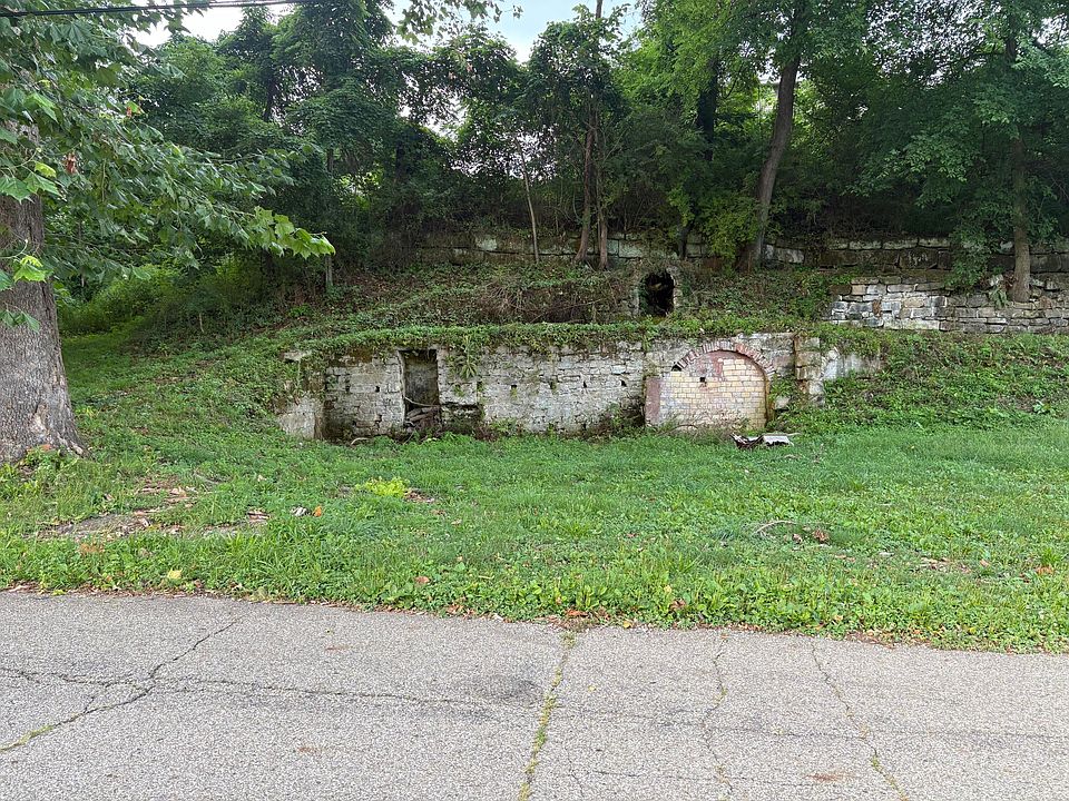 2nd image of 328 W Main St