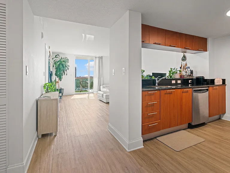 1800 N Bayshore Dr #1604 — Photo 2