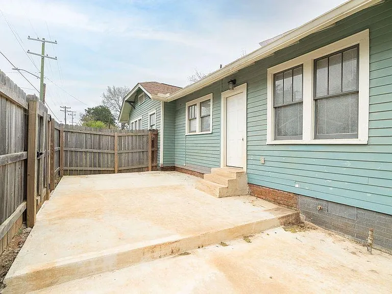 2443 Jefferson Ave — Photo 15