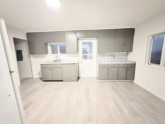 3rd image of 308 Bronson Ave