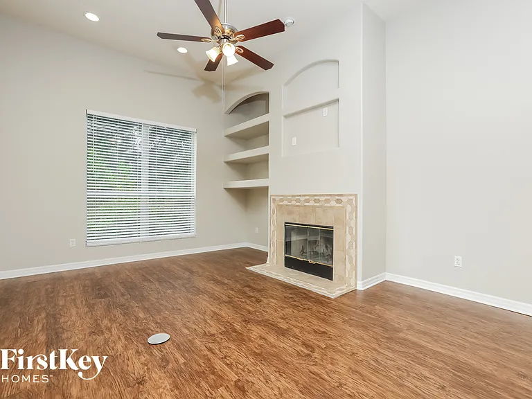 1850 Beth Ct — Photo 3