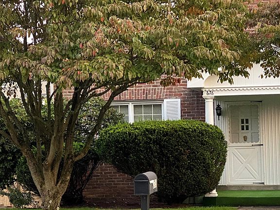 2nd image of 676 Killarney Dr