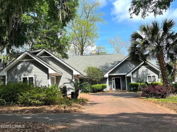 709 Island Cir E, Saint Helena Island, SC 29920
