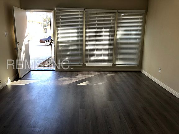 4th image of 519 W Athens Blvd