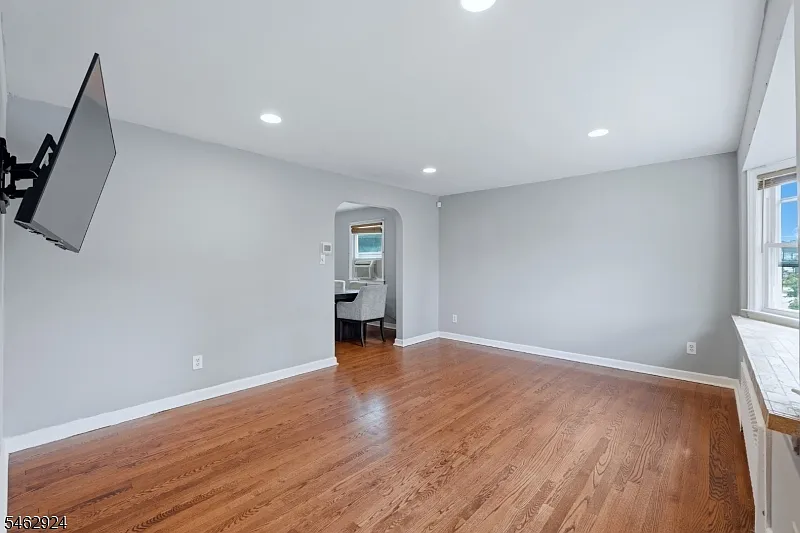 3 bed, 2.0 bath, 1580 sqft, $3,750 — Photo 3