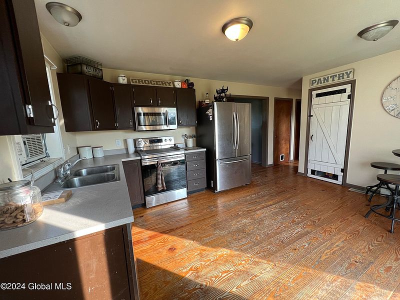 3rd image of 221 Blackhouse Road