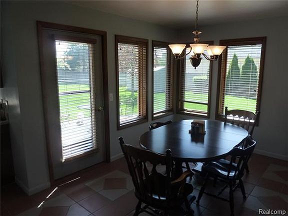4th image of 15333 Golfview St
