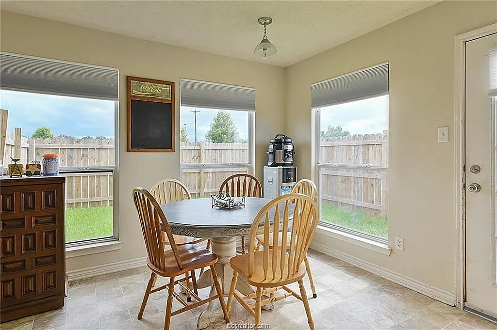4 bed, 1584 sqft, $1,995 — Photo 3