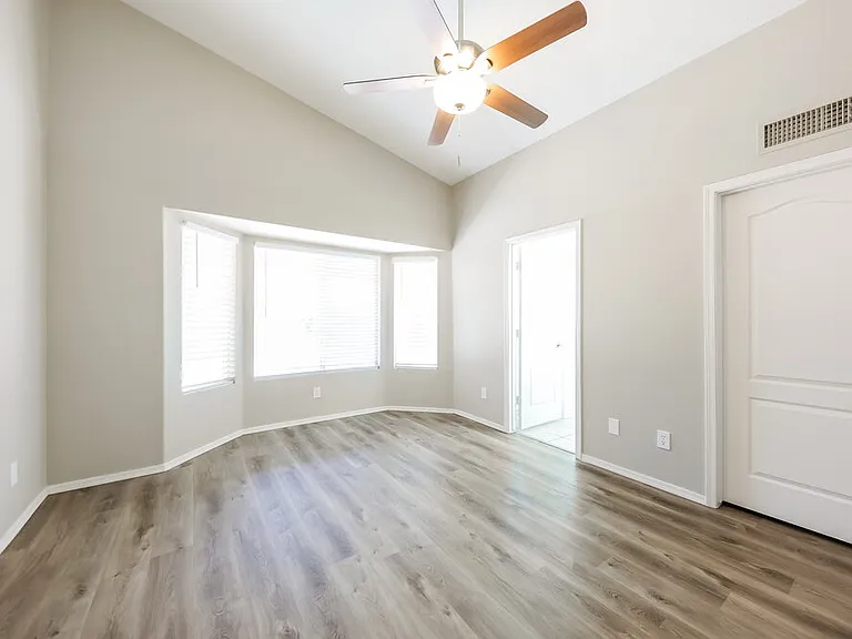 9847 W Irma Ln — Photo 10