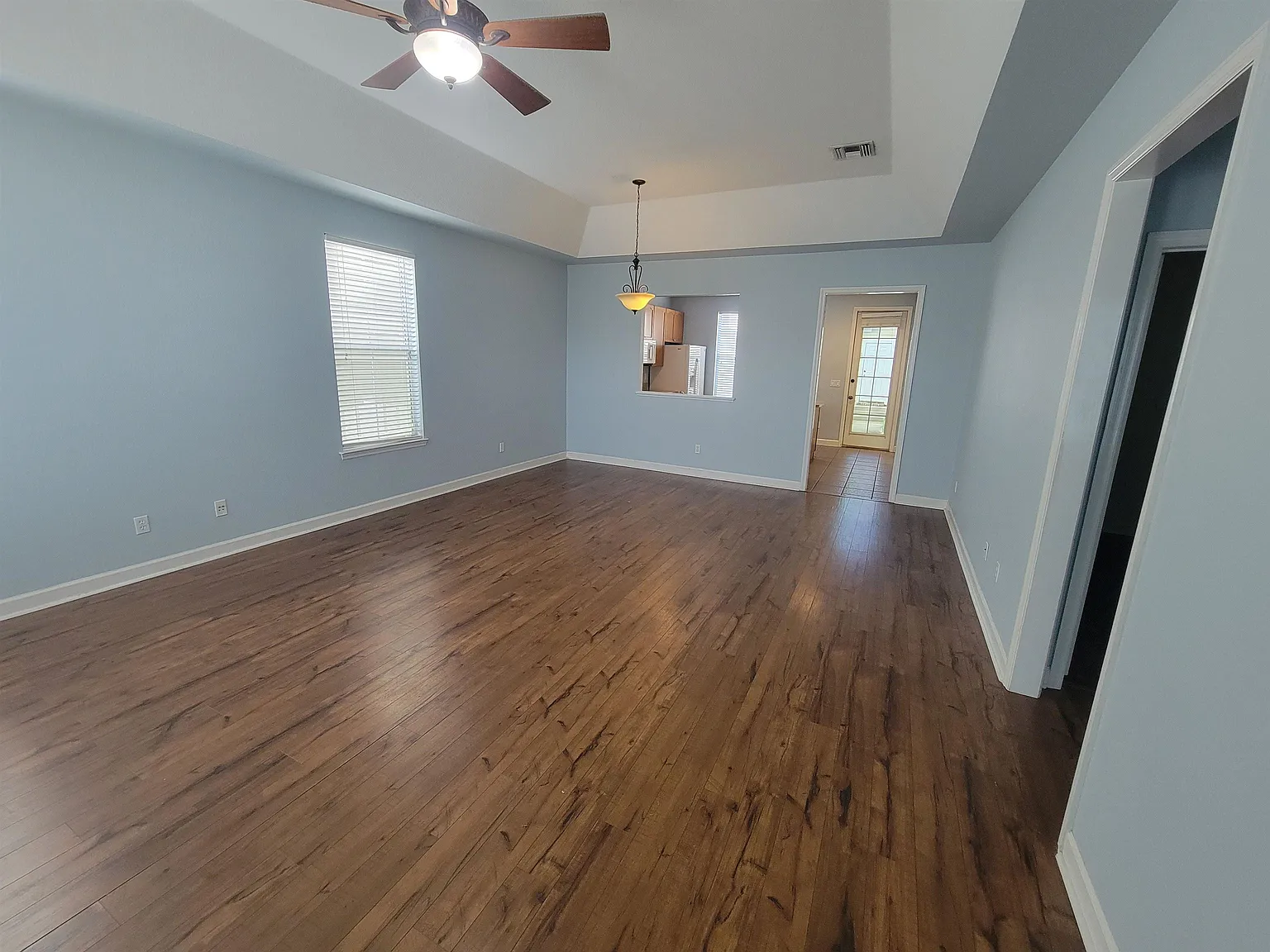 3 bed, 2.0 bath, 1394 sqft, $2,200 — Photo 2