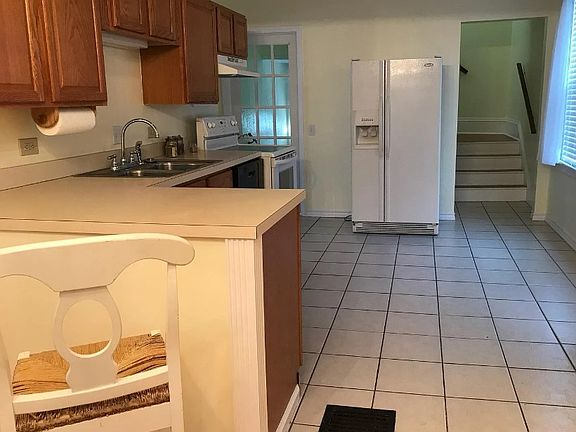 4th image of 610 Lakeside Ave