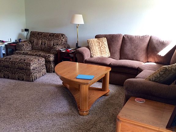5th image of 582 Village Dr