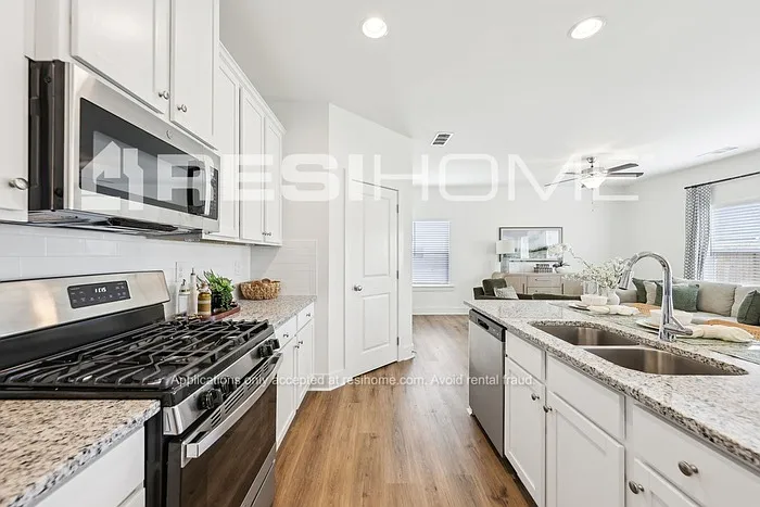 3 bed, 2.5 bath, 1765 sqft, $2,075 — Photo 4
