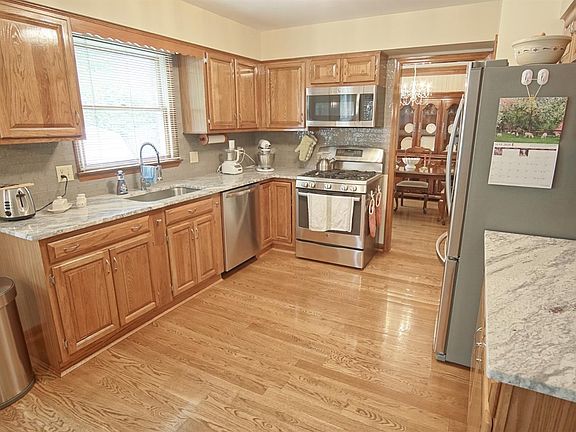 3rd image of 9696 Rexford Dr