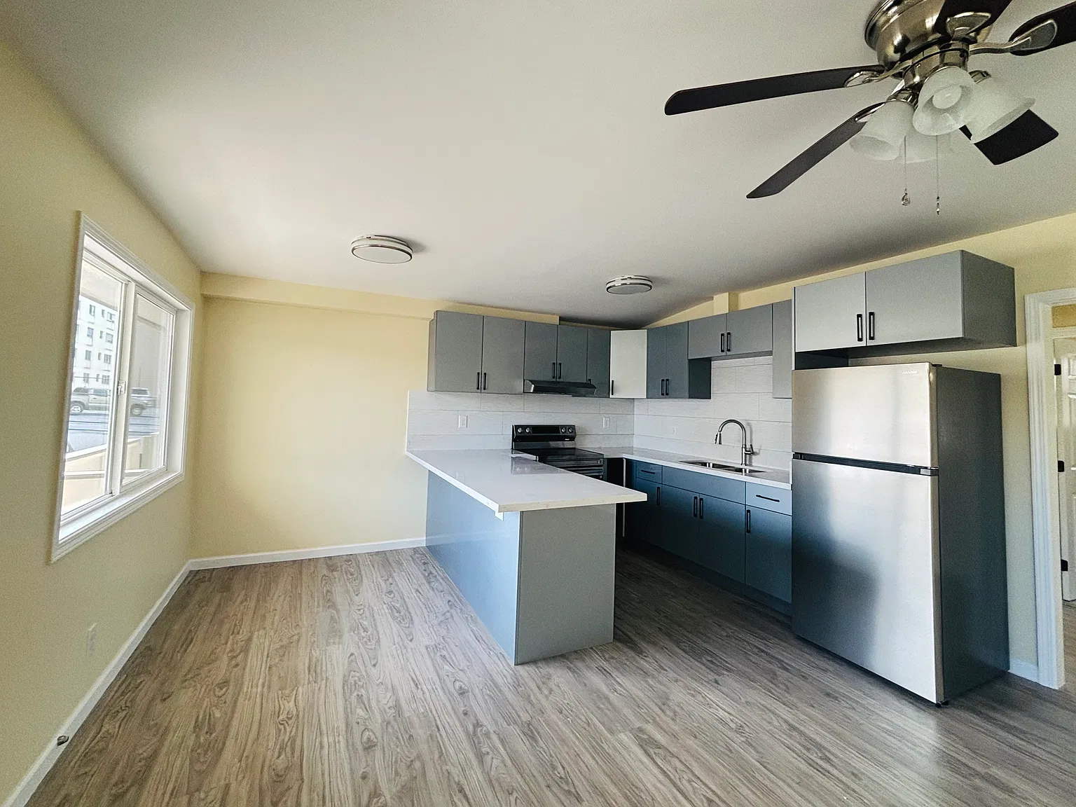 2 bed, 650 sqft, $2,300 — Photo 2