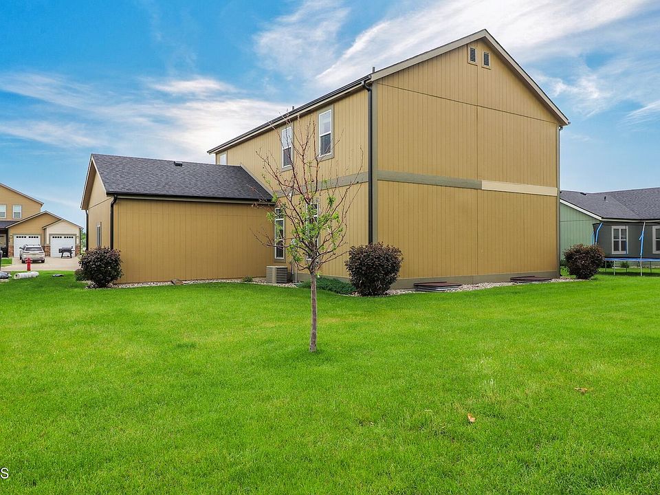 2nd image of 803 40th St E