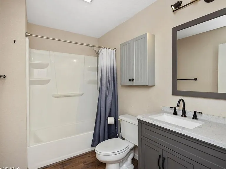 704 Hermosa Dr — Photo 2
