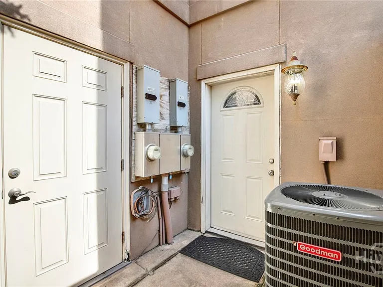 302 W Wayne St #CARRIAGE HOUSE — Photo 6