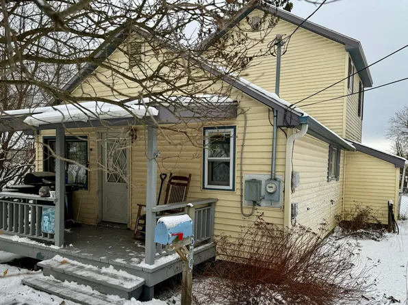 570 Carrie St, Sault Sainte Marie, MI 49783
