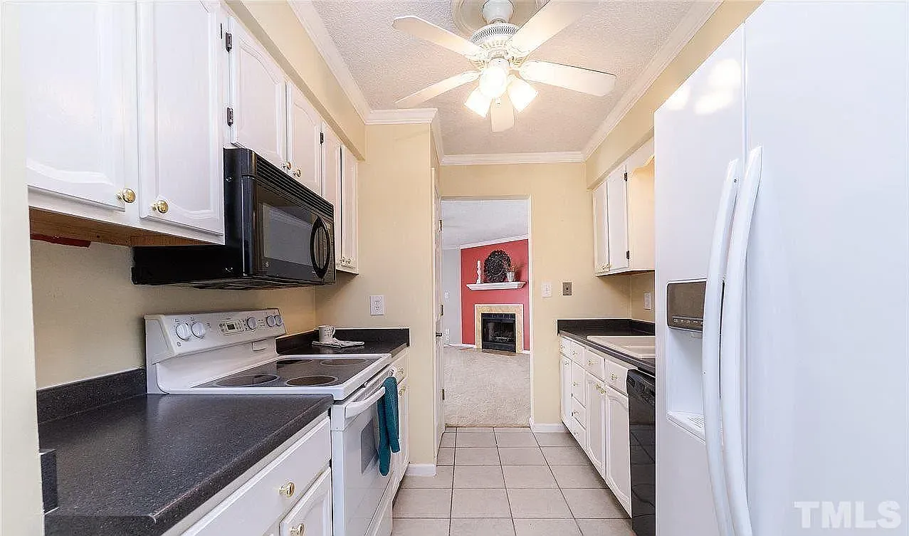 2 bed, 2.5 bath, 1332 sqft, $1,600 — Photo 3