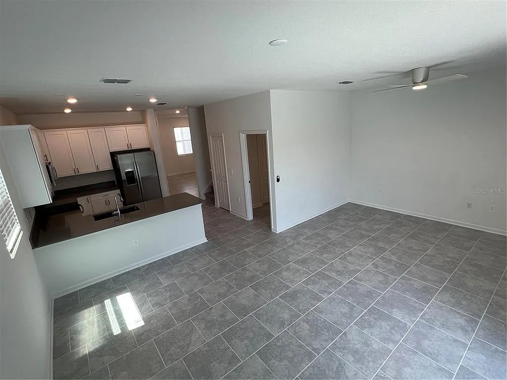 3 bed, 2.5 bath, 1674 sqft, $2,200 — Photo 3