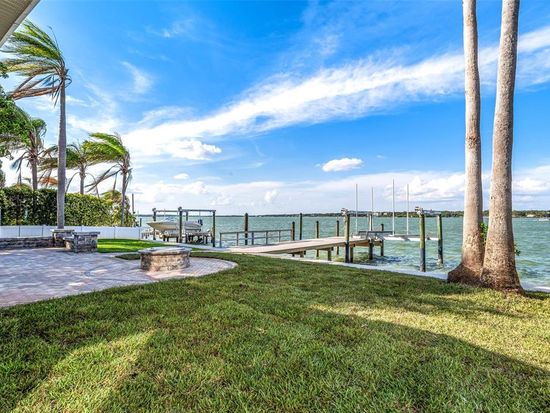 11245 9th St E, Treasure Island, FL 33706