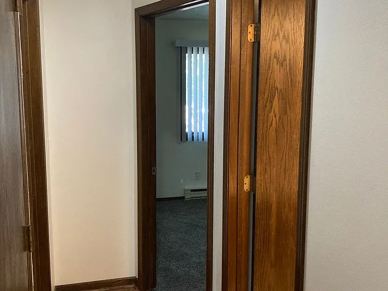 Immaculate Updated 2 Bedroom — Photo 24