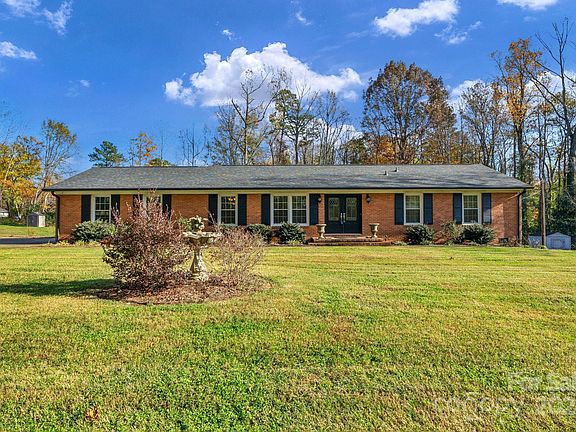 2nd image of 3704 Pinecrest Dr