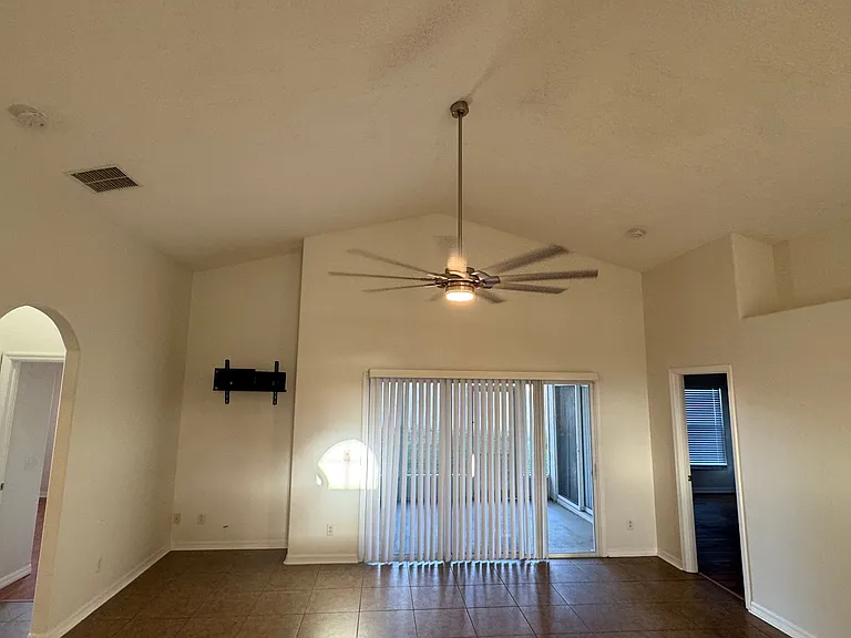 1823 Ashton Dr E — Photo 6