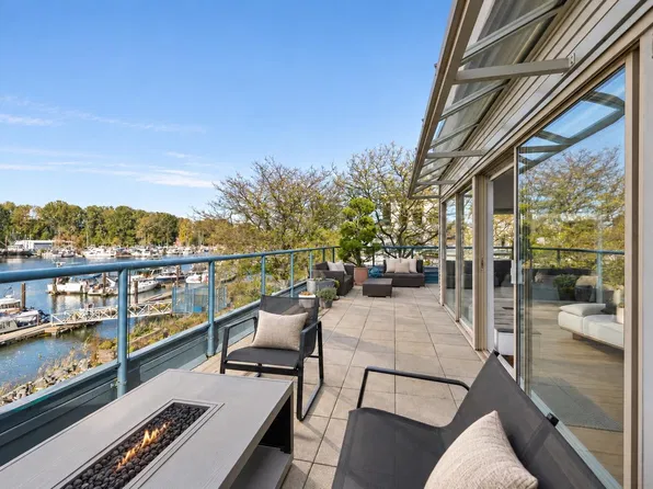 4743 River Rd W #202, Delta, BC V4K 1R9