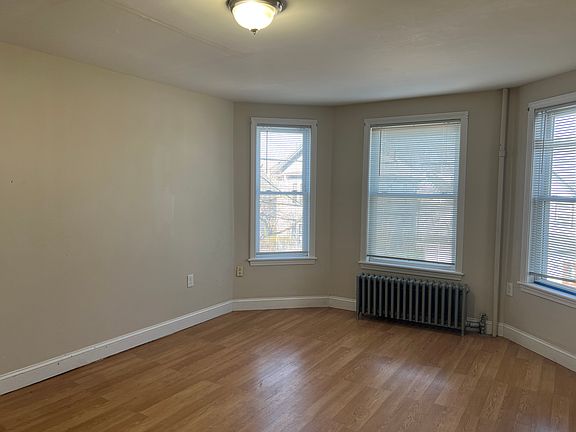 4th image of 172 Belmont St #2