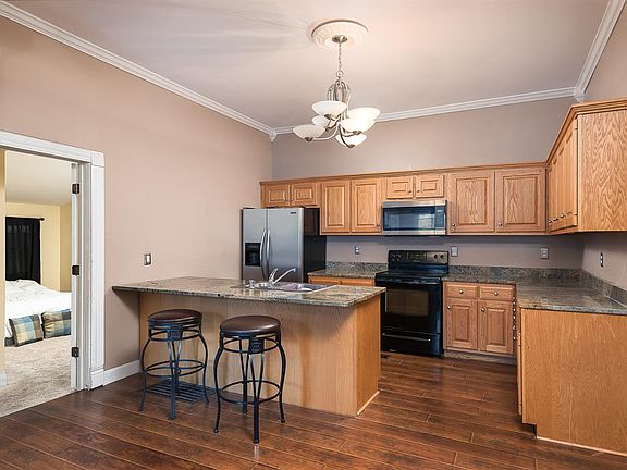 4th image of 216 Richmond Ave