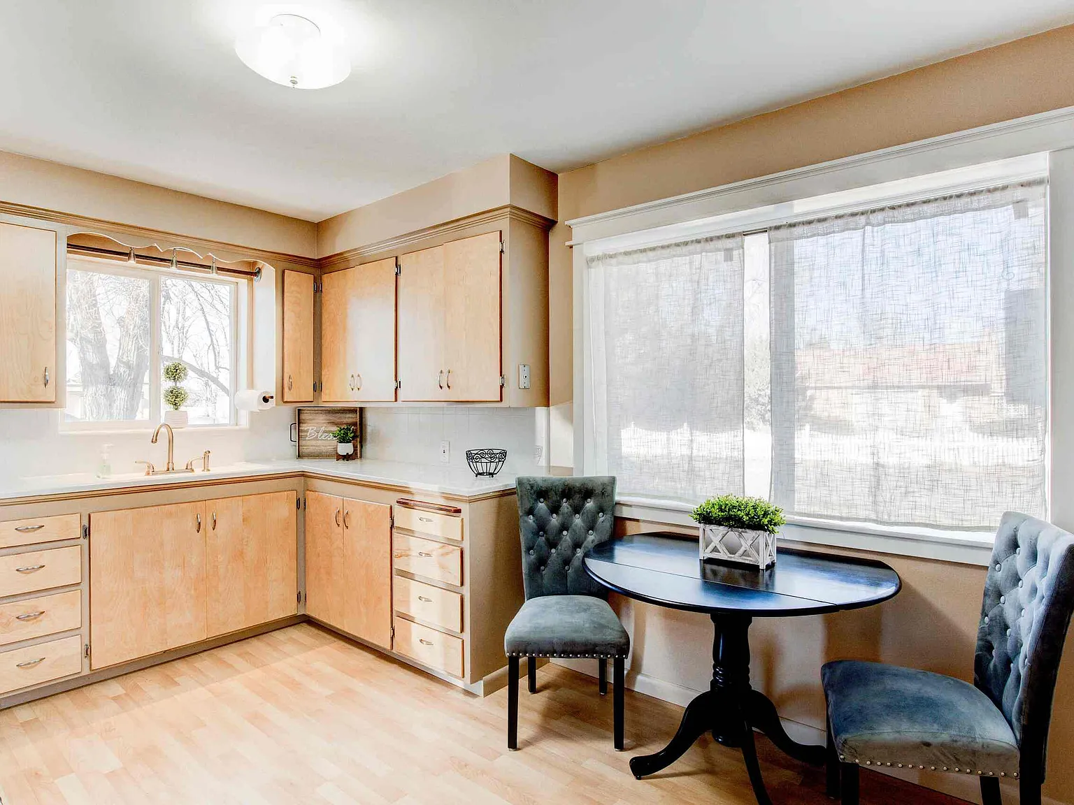 3 bed, 2000 sqft, $3,000 — Photo 2