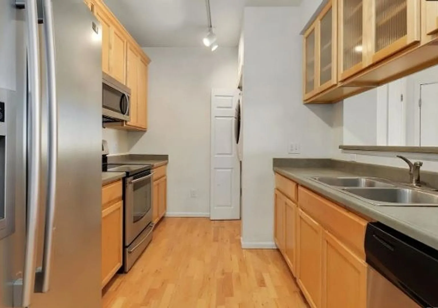 Spacious Condo in Aurora — Photo 4