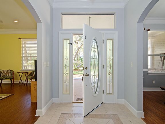 4th image of 1900 Colonial Dr
