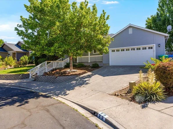 17 Meadowfield Cir, Eagle Pt, OR 97524