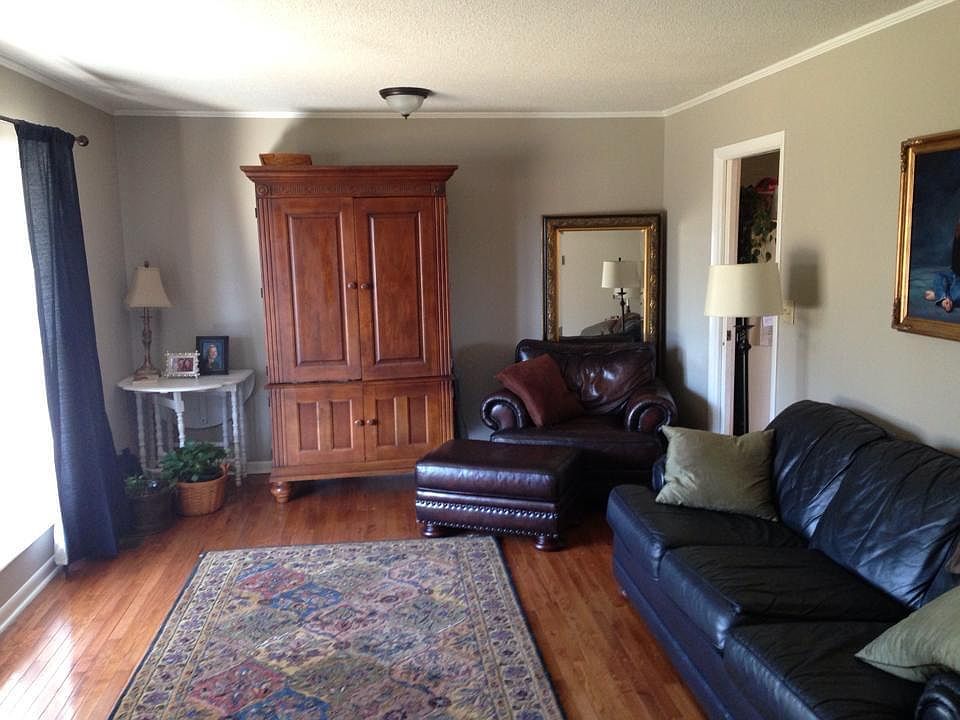 2nd image of 914 Hamilton Cir NW