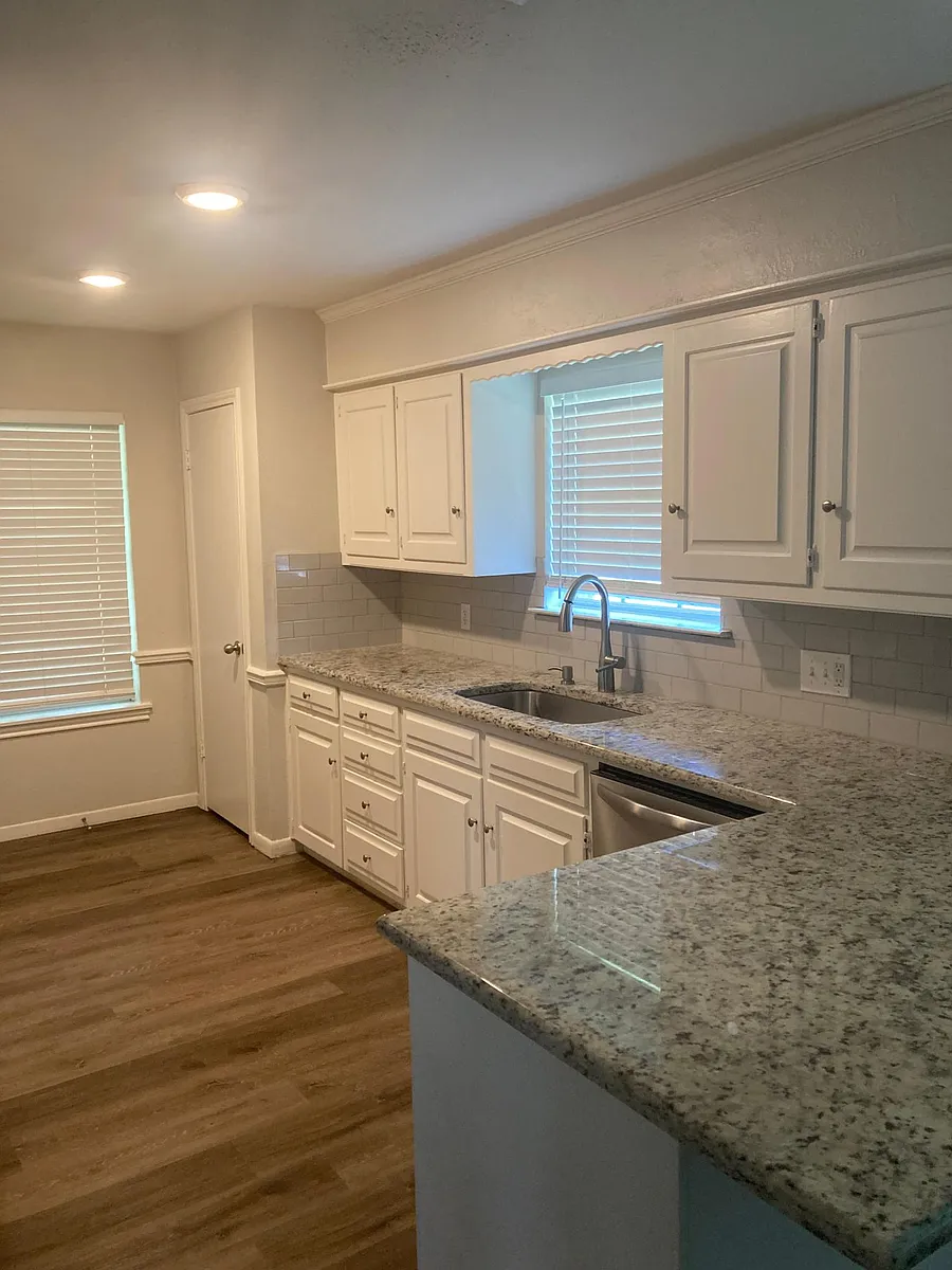 Building Photo - 6003 Stoneleigh Dr