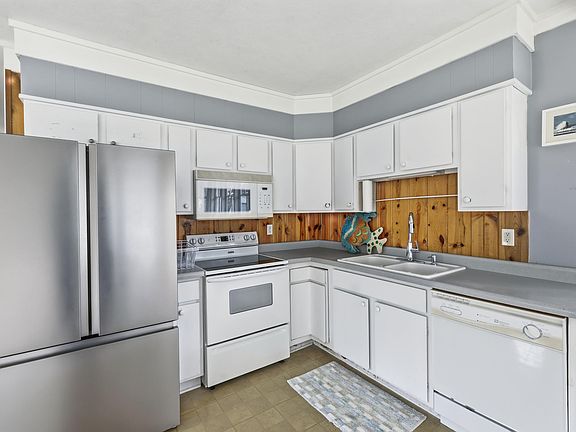 5th image of 83 Pershing St
