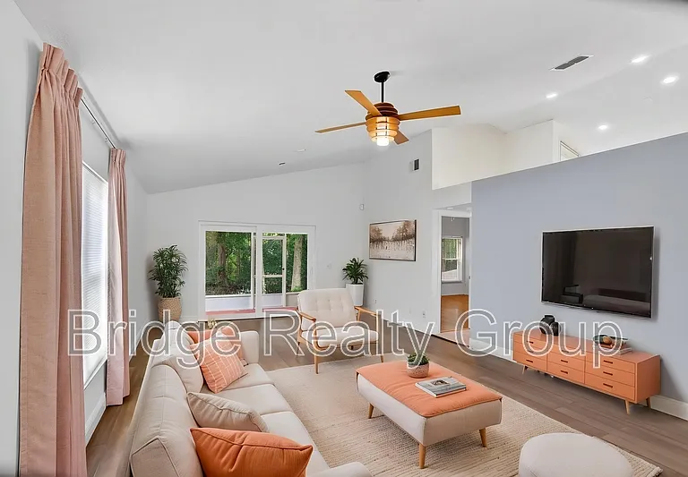 10315 Winding Creek Ln — Photo 3