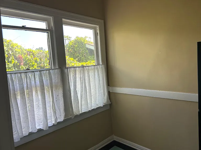 1129 N Hoover St #104 — Photo 2