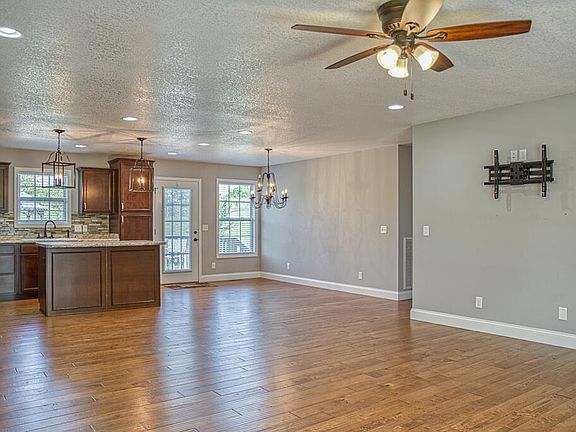 4th image of 1581 Bay View Dr