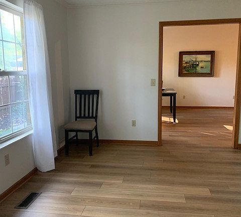 5th image of 154 Bentley Dr
