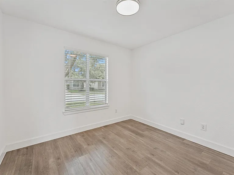 11210 Log Cabin Ln — Photo 13
