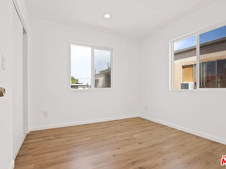 649 W 92nd St — Photo 34