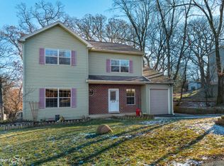 219 Meadow Ln, Oakwood Hills, IL 60013