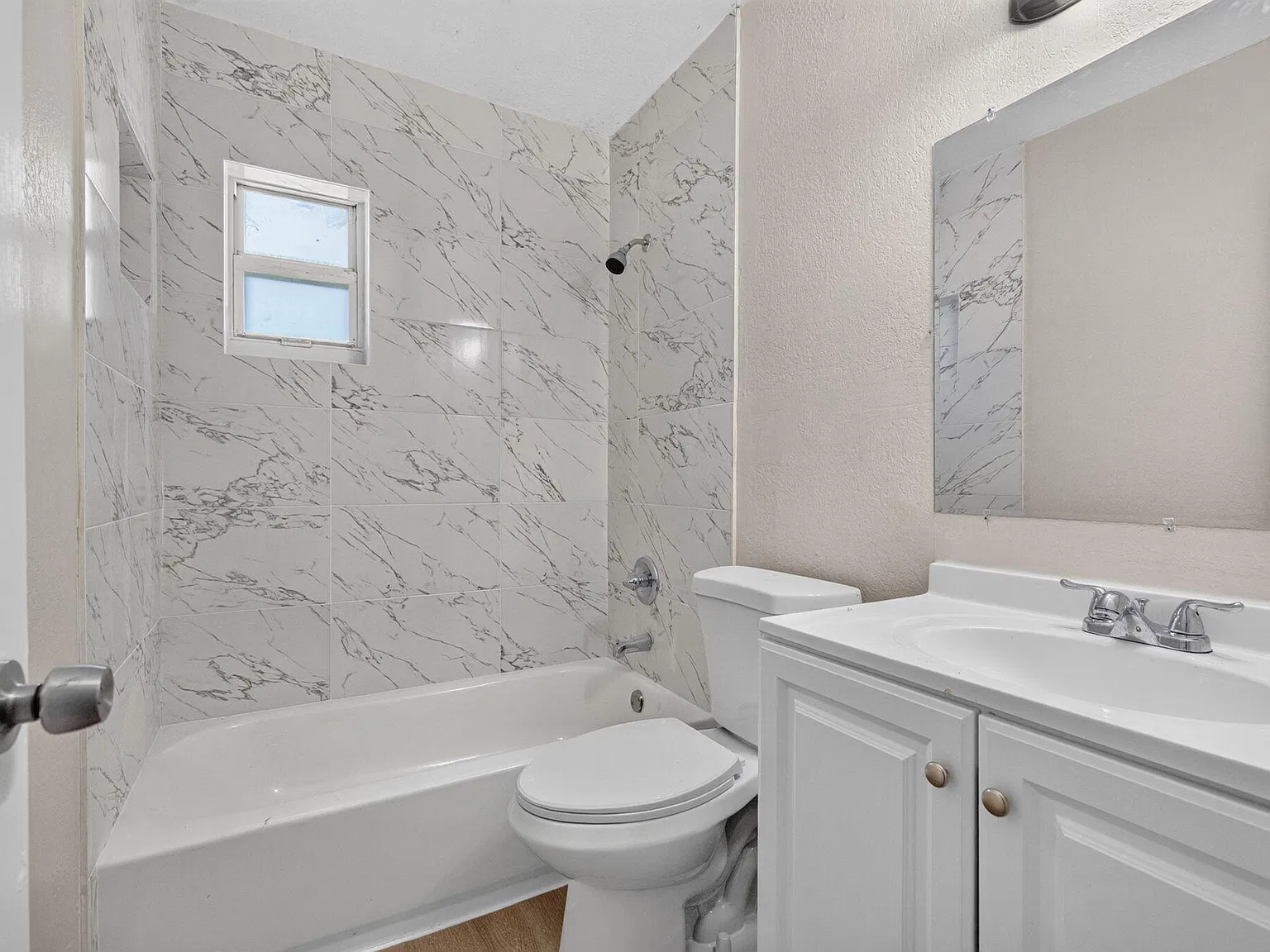 3 bed, 1.0 bath, 1000 sqft, $2,350 — Photo 3