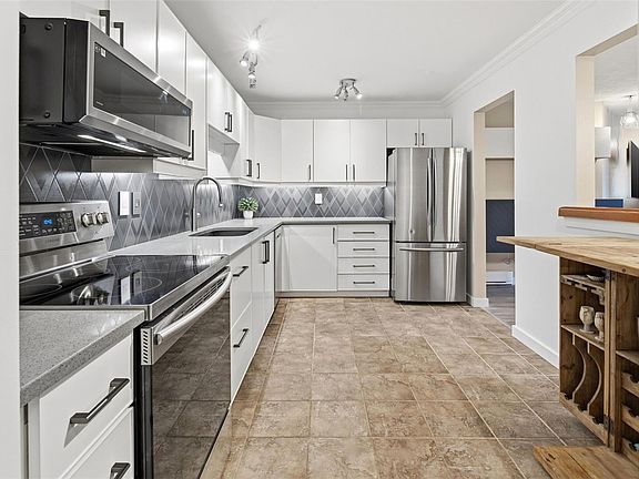 3rd image of 40 Gorge Rd W #103